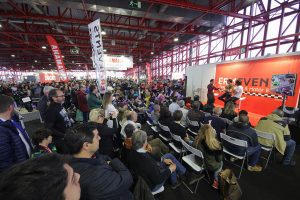 Escenario de conferencias y coloquios en MotoMadrid